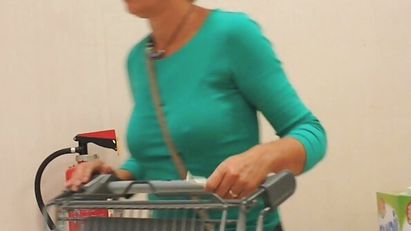 Ruskeaverikkö ja blondi saavat perseestä sängylle jätkä