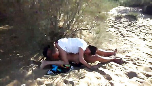 Ylelliset teini -ikäiset nauttivat lesbo vitun seksilelujen kanssa