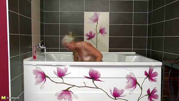 Hieno perse on paljas tässä videossa ja tärisee jokaisen työntövoiman kanssa