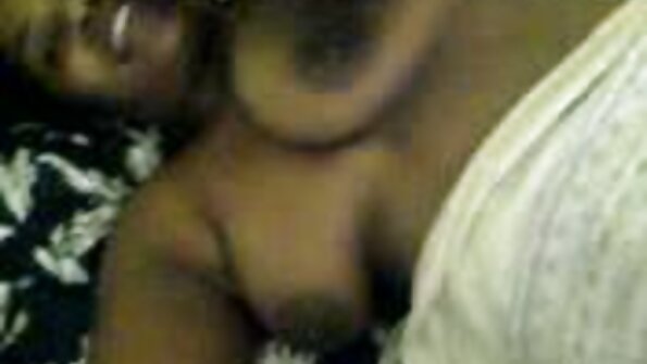 Vauva, jolla on isot tissit, nuolee todella suurta kukkoa ulkona