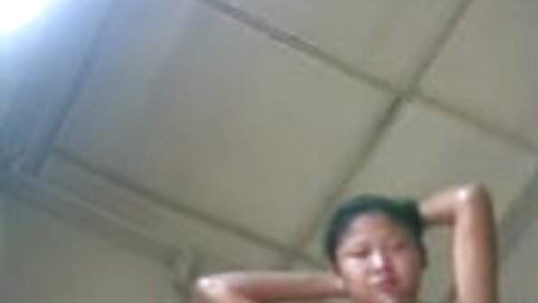 Korkeakorkoiset porno jumalatar on valmis ratsastaa hieno kukko