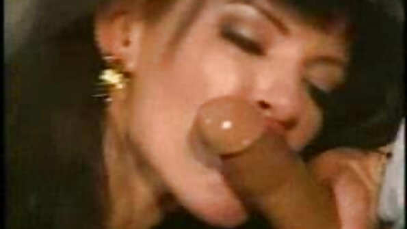 Rintava asia, jolla on punaiset kiharat hiukset, menee perseelleen pöydälle