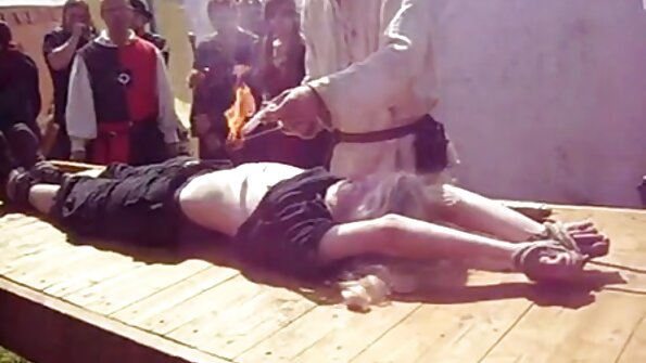 Ruskeaverikkö, joka rakastaa suuria kukko saa cum hänen kasvonsa