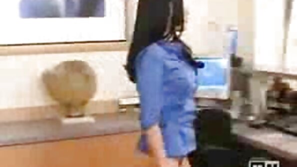 Iso musta tikkari kauniille vaalealle tytölle, jolla on pienet rinnat