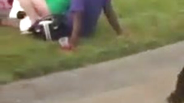 Hoikka lutka, jolla on vaaleat hiukset, saa siemennestettä hänen kauniiseen suuhunsa