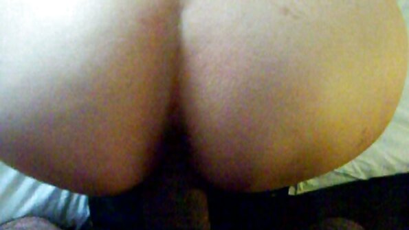 Blondi, jolla on luonnolliset tissit ja hänen miehensä rakastavat intohimoisesti