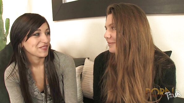 Blondi, jolla on luonnolliset rinnat, viettää hämmästyttävää aikaa kumppaninsa kanssa