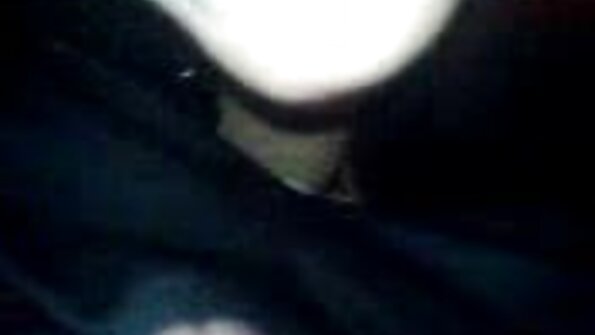 Ruskeaverikkö, jolla on suuret tissit, saa hänen pilluaan rammed syvästi