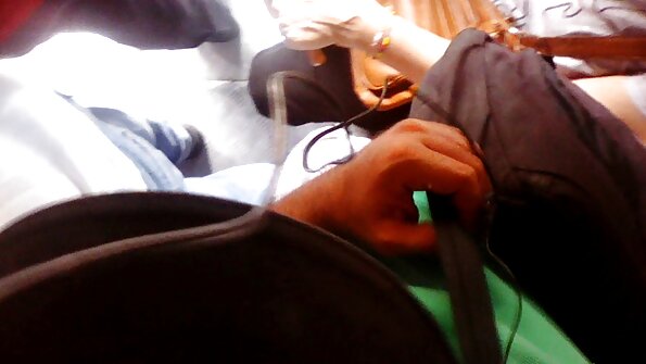 Tyttö, joka on hänen sukkissaan, on useiden miesten kanssa, vitun