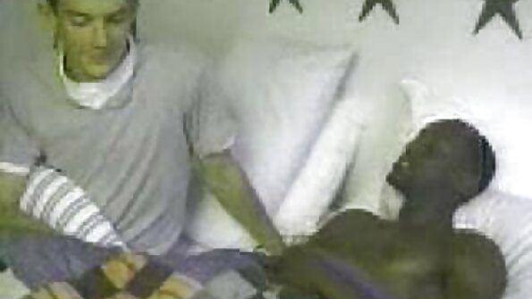 Blondi saa pillunsa haravoitua hierontapöydälle todella hyvin