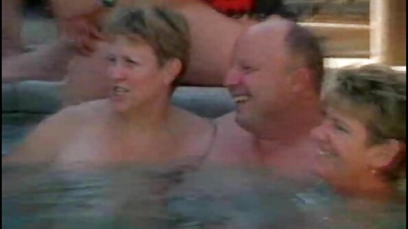 Brunette harrastaa seksiä aamulla rakastavan miehensä kanssa