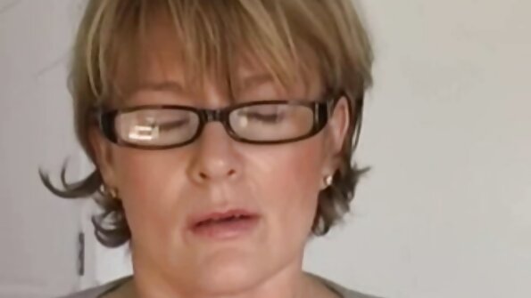 Dildo menee sisään hänen pillua, hieromasauva hänen clit