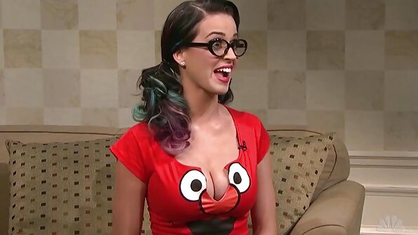 Kaksi erinomaista nuorta tyttöä leikkii yhden kovan hakijan kanssa