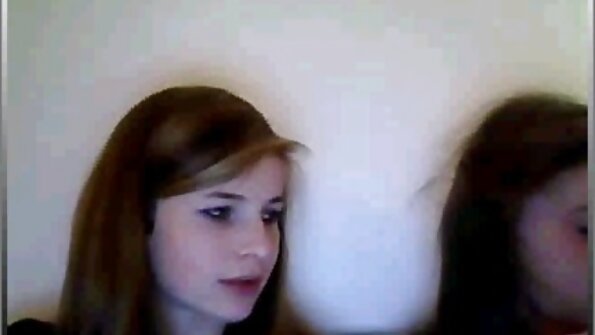 Hoikka blondi rakastaa saada kyytiä cowgirl -asennossa