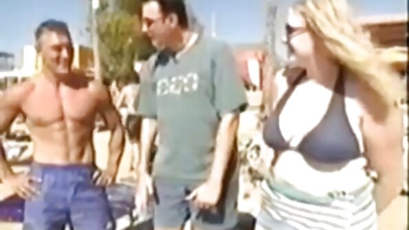 Nörtti blondi punaisissa sukkahousuissa on vaikuttunut kaverin isosta kukosta