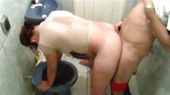 Viehättävä blondi abbe porataan ison mustan pekerin kanssa