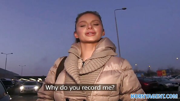 Brunette ja blondi käyttävät hihnaa seksiä keskenään