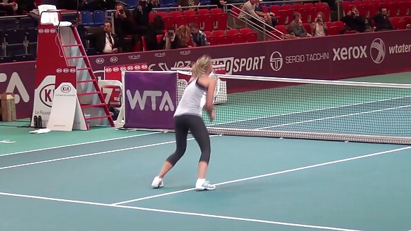 Rintava blondi antaa meille jerk-off -ohjeita keittiössä