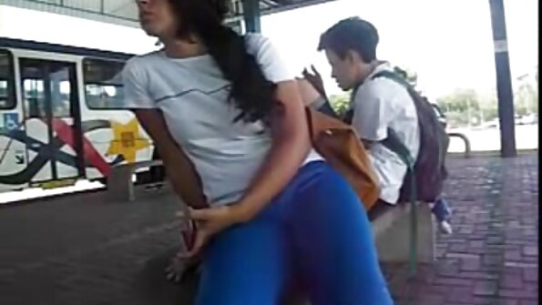 Japanilainen tyttö rikkoo moraalisia periaatteita seksiä velipuoli kanssa