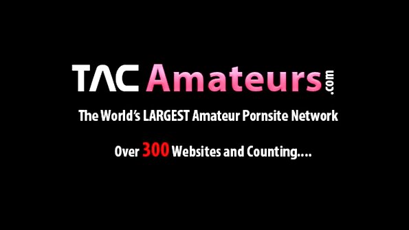 Punapää, jolla on jättiläinen rinnat, on perseestä pöydällä