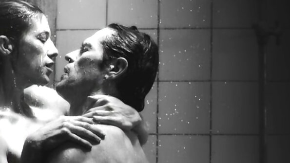 Blondi, jolla on letit, istuu tänään ison nokan päällä