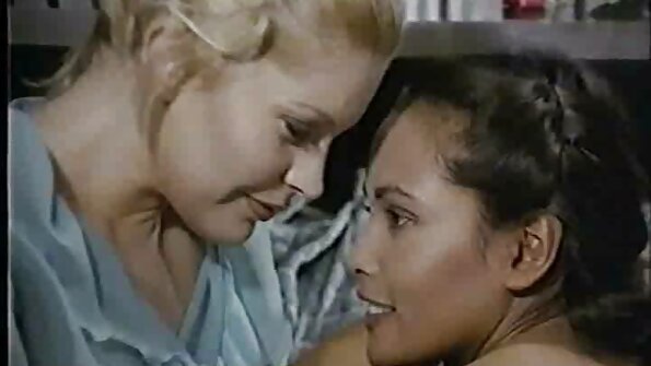 Viaton blondi parittelee velipuoli olohuoneessa