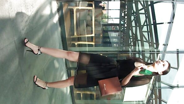 Upea blondi kyytiä kovasti kaverit hylätyssä autotallissa