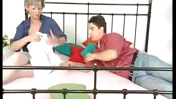 Vaalea teini -kauneus pomppii ylös ja alas jäykällä sauvalla