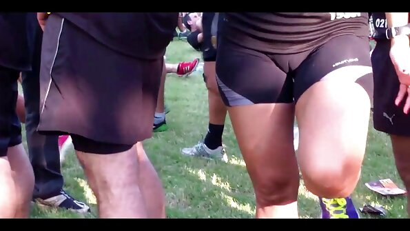 Nuori valokuvaaja menettää hallinnan ja nussii upeaa tyttöä