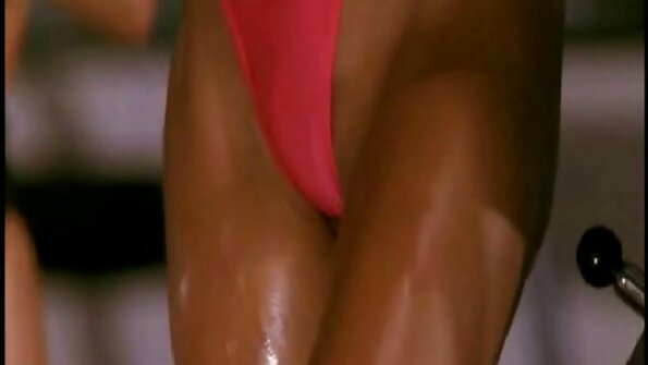 Blondi, jolla on luonnolliset tissit, imee ja ratsastaa operaattorin paksua kukkoa