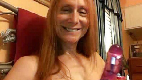 Blondi on sängyllä yksin ja leikkii märillä pillua huulillaan