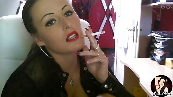 Likainen aasialainen nielee kaiken annettuaan kuuman suihin