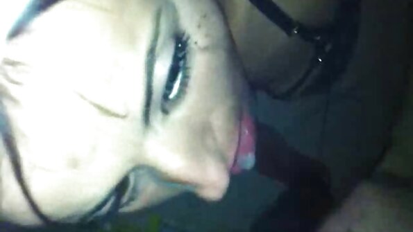 Pullea latina ravistelee rintojaan, kun hän tekee anaaliseksiä koira tyyli