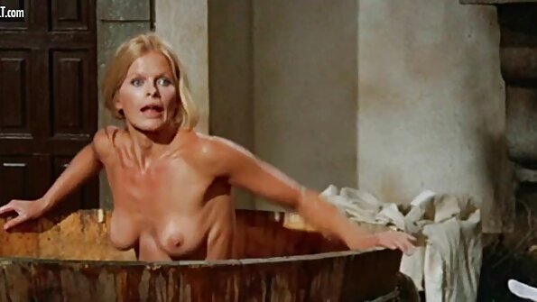 Ryhmä ihmisiä harrastaa seksiä huoneessa joidenkin tuolien päällä