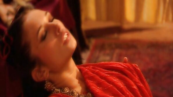 Kuuma blondi, joka rakastaa ratsastaa munaa, on sängyllä isolla kukolla