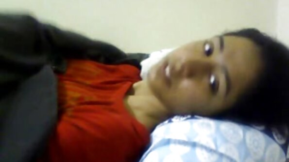 Vanha mies stimuloi märkä rako nuorempi vauva kanssa penis