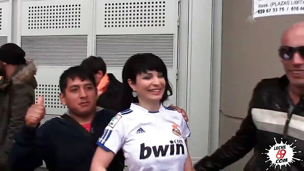 Ensimmäinen isku, jonka liukastunut aasialainen huora napan lävistyksellä