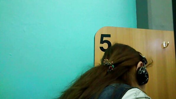 Kuuman kylvyn jälkeen aasialainen tyttö antaa suihin kaksi kaveria