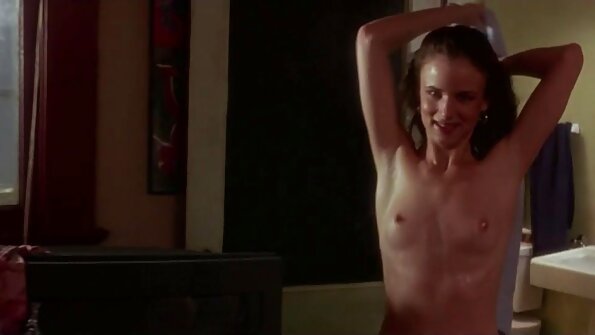 Ohut jätkä saa hänen märkä pillua puretaan todella iso sauva