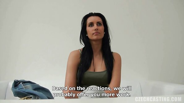 Nörtti letti tyttö shows punainen dildo hänen kuuma pillua