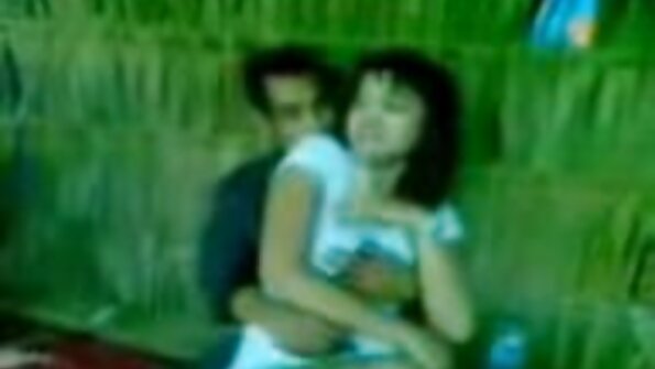 Buxom -nainen tekee mitä tahansa miellyttääkseen kiimaista kumppaniaan