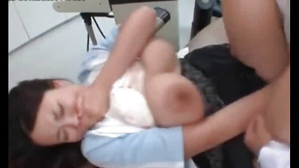 Kaunis musta prinsessa on rakastunut pitkään valkoiseen varteensa