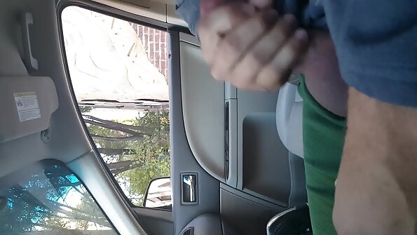 Kauniilla hahmolla olevat vauvat valittavat ja saavat kukkoa syvälle kusipäiden sisään