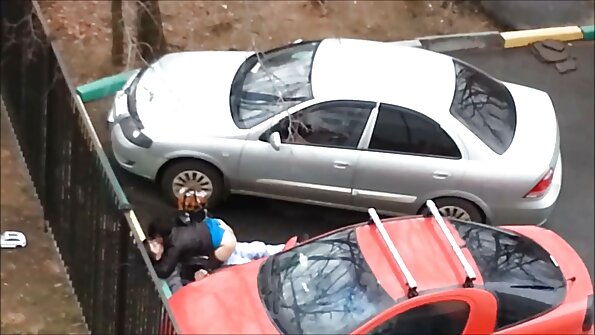 Vahva uros massiivinen kukko nussii latinaa tatuoinnilla takana