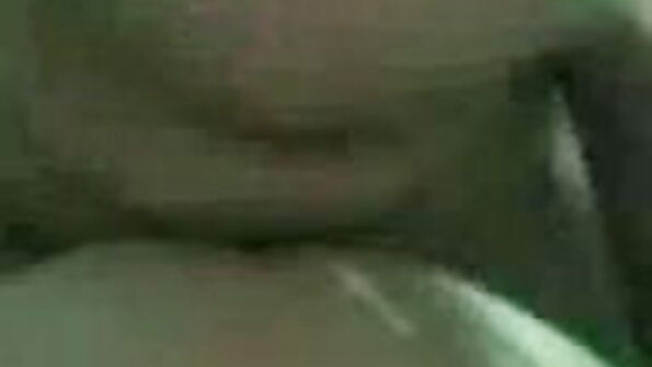 Rintava narttu, jolla on mukava vartalo, huijaa miestään ystävänsä kanssa