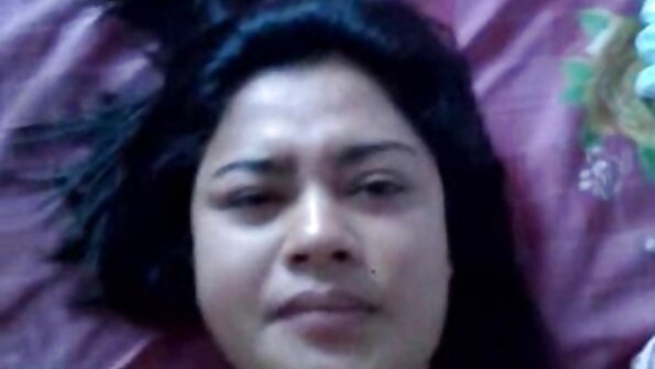 Strapon -seksi alusvaatemyymälässä kahden kaunottaren välillä