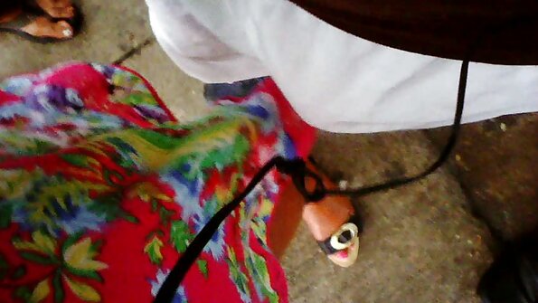 Täydellisen näköinen koulutyttö esittää likaisen lutkan roolia