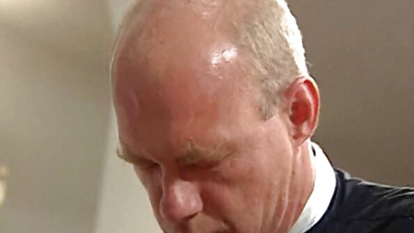 Luonnollinen aasialainen sexpot gags päällä kolme jäykkä kukot samanaikaisesti