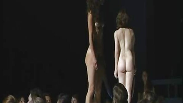 Latinalainen näyttää meille kuinka paljon hän nauttii miehensä päällä istumisesta