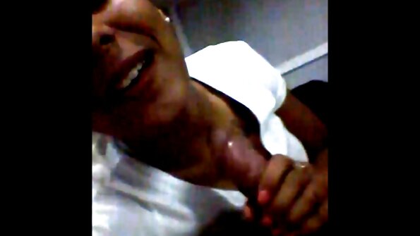 Musteinen tyttö saa munaa ja kermainen hänen kiimainen rakastaja